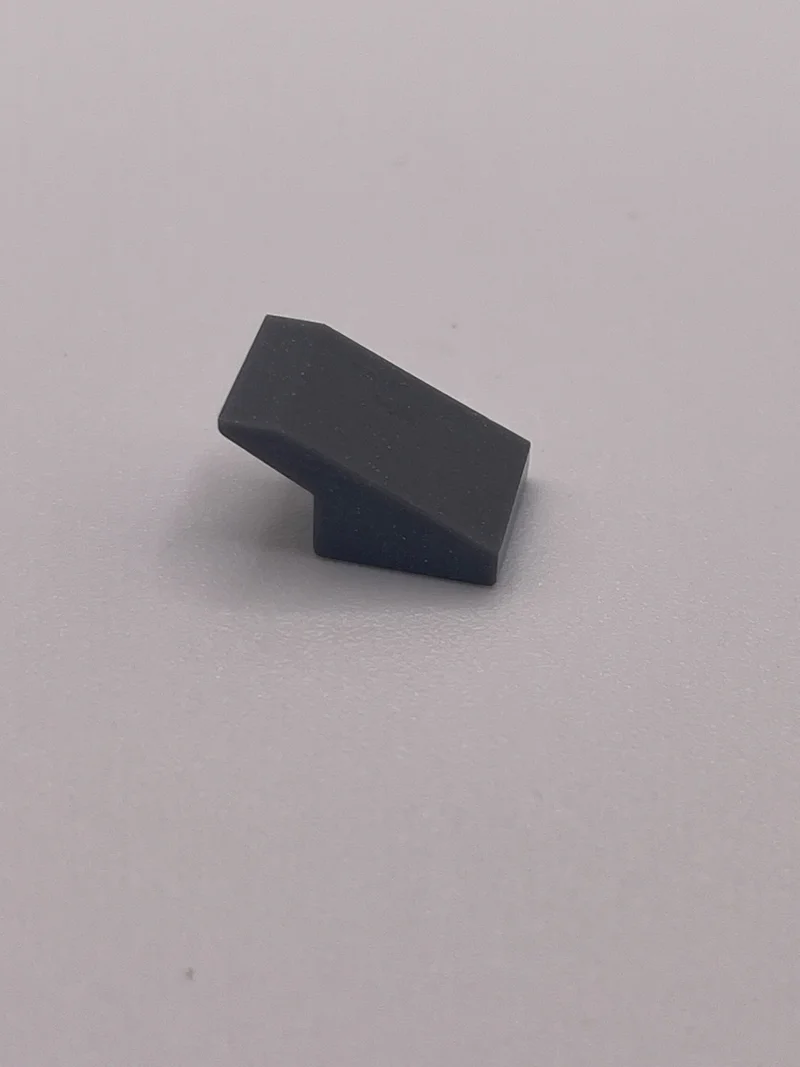 Slope 1 x 1 Rear Overhang in Gray, Dark (Metallic)