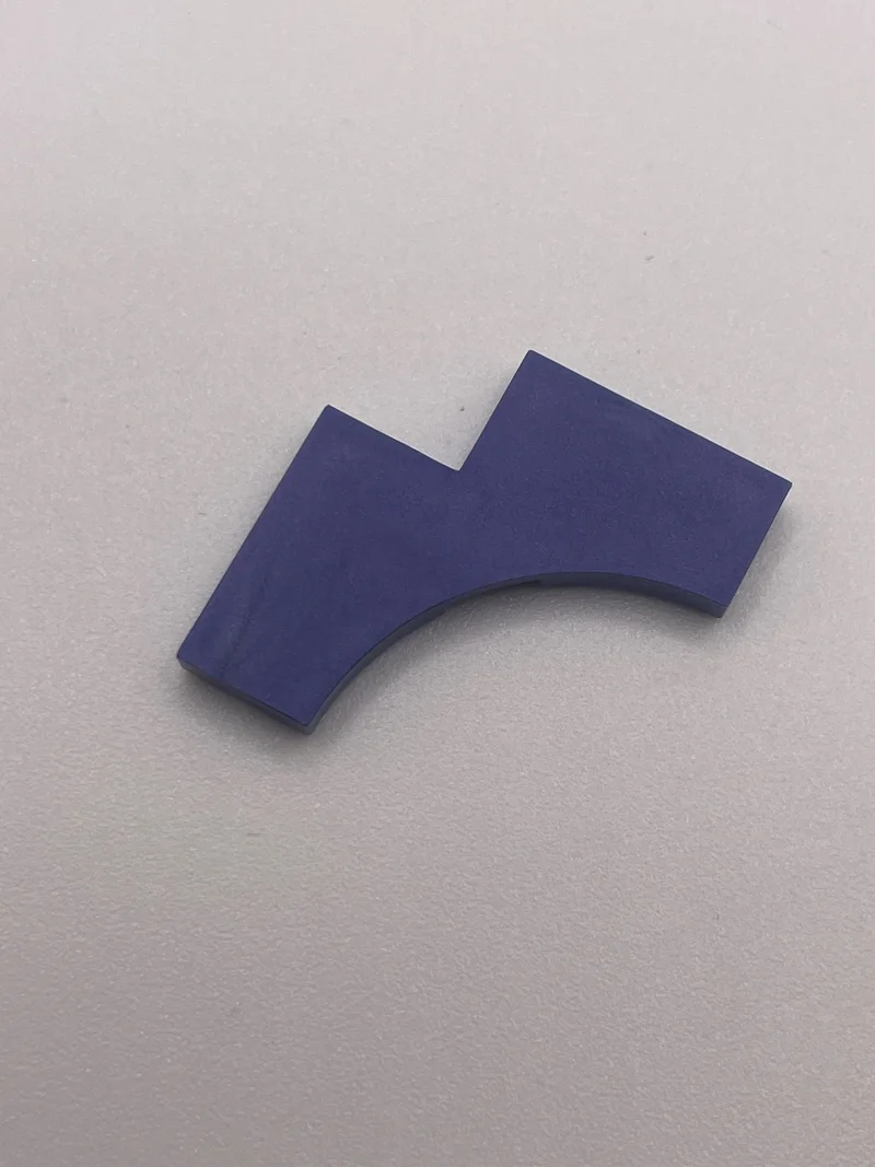 Tile 3 x 3 corner with round cutout in Purple, Rich