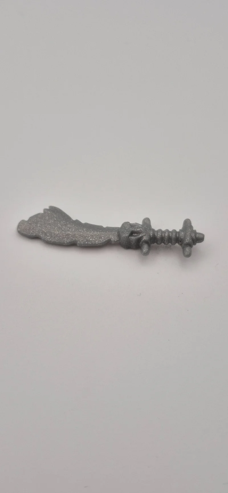 Weapon, Melee: sword, curved with damaged blade and skull ricasso