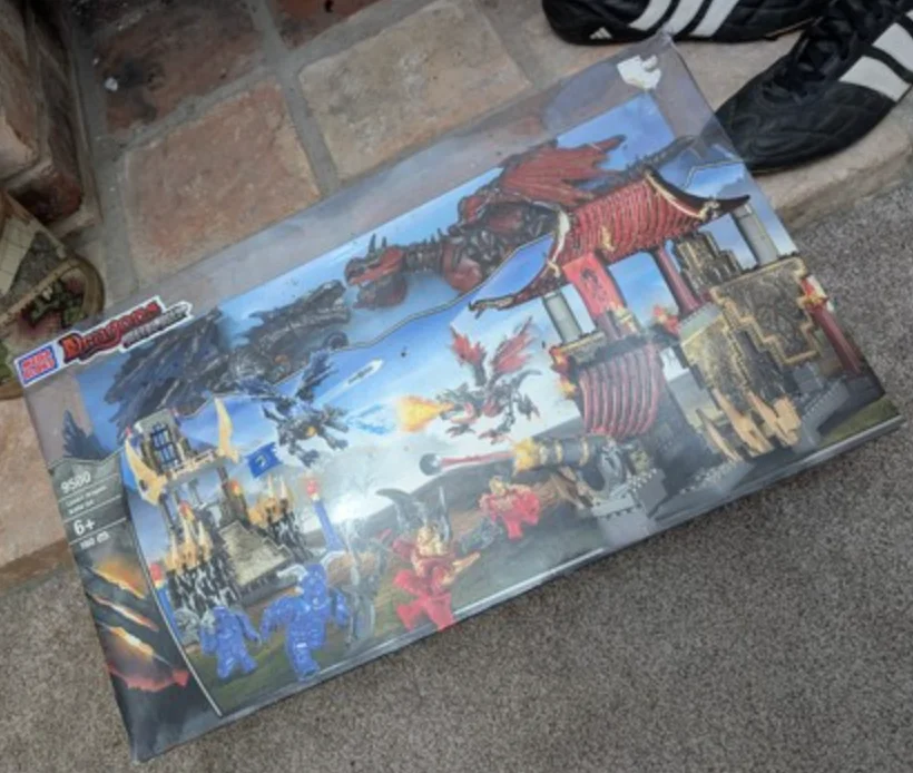 Original packaging for 9500 Cavern Dragons