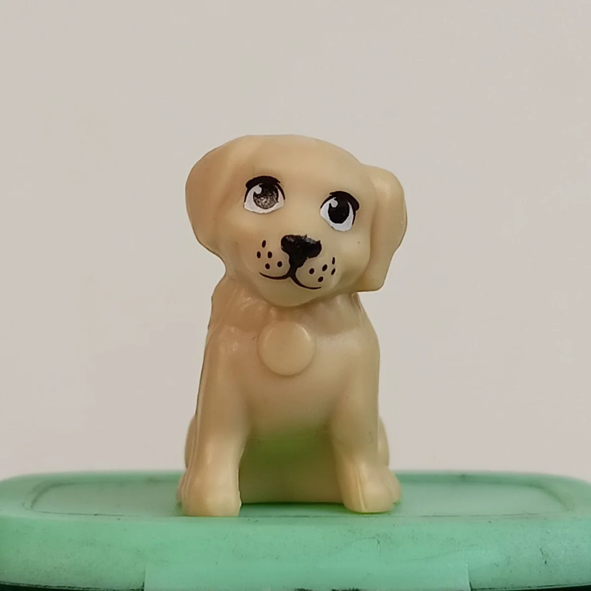 Puppy, sitting, peg hole on the right side of the neck (tan)