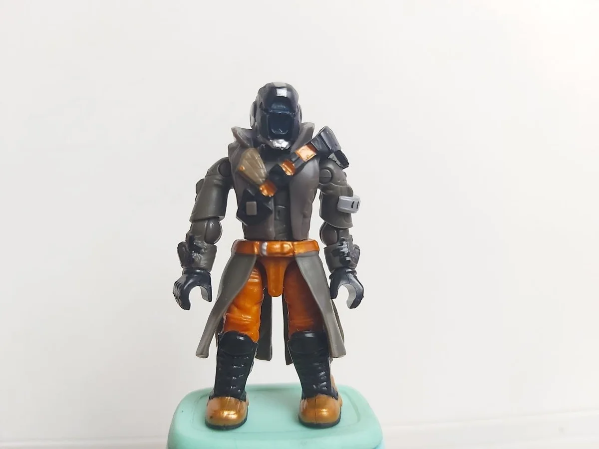 Figure, Destiny: Guardian Warlock with long coat, yellow detail