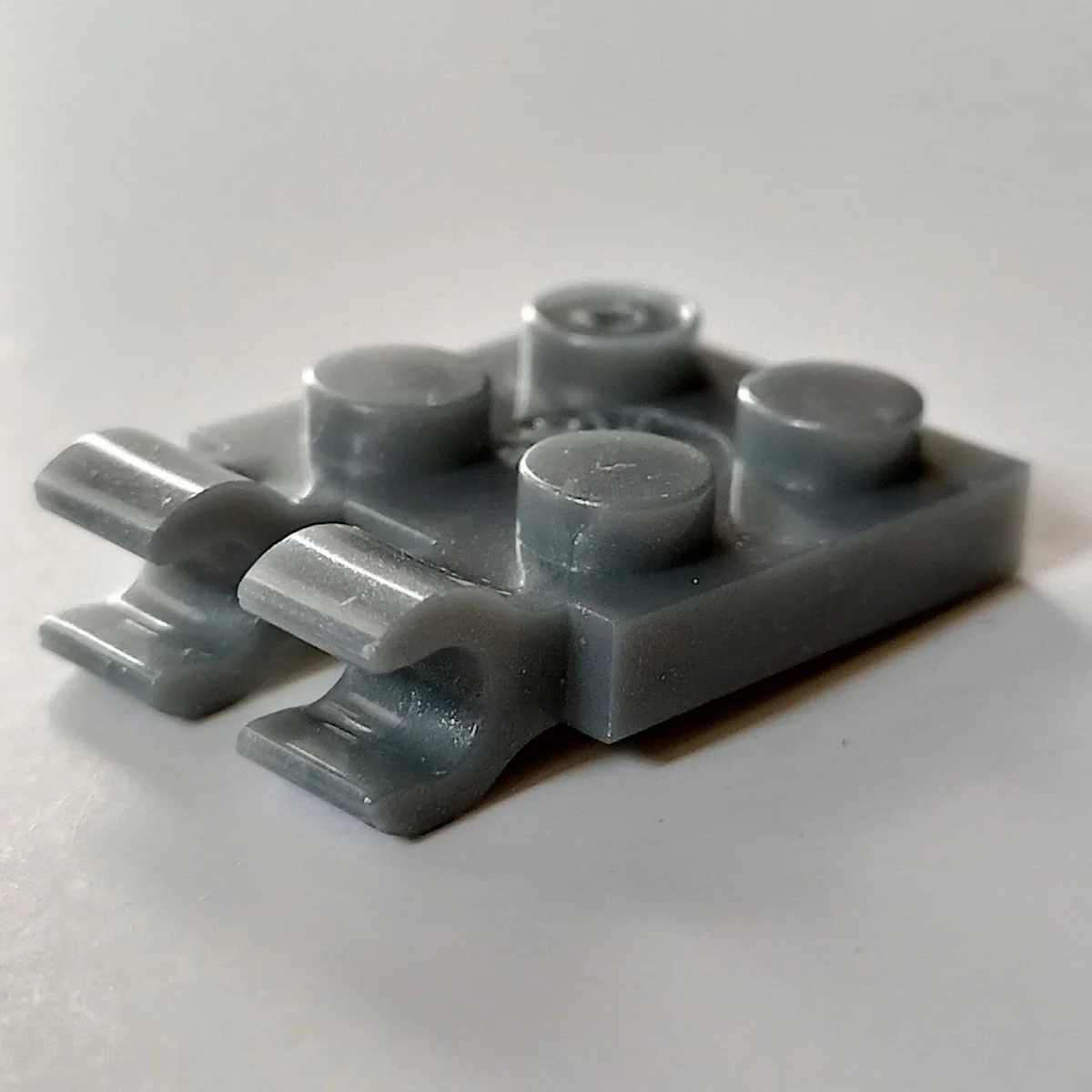 Plate Modified 2 x 2 with horizontal clips in Gray, Light