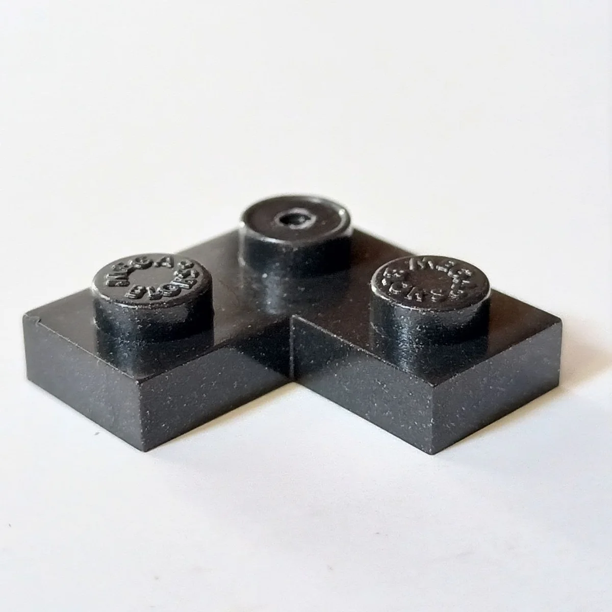 Plate 2 x 2 corner in Metal, Gunmetal (Metallic)