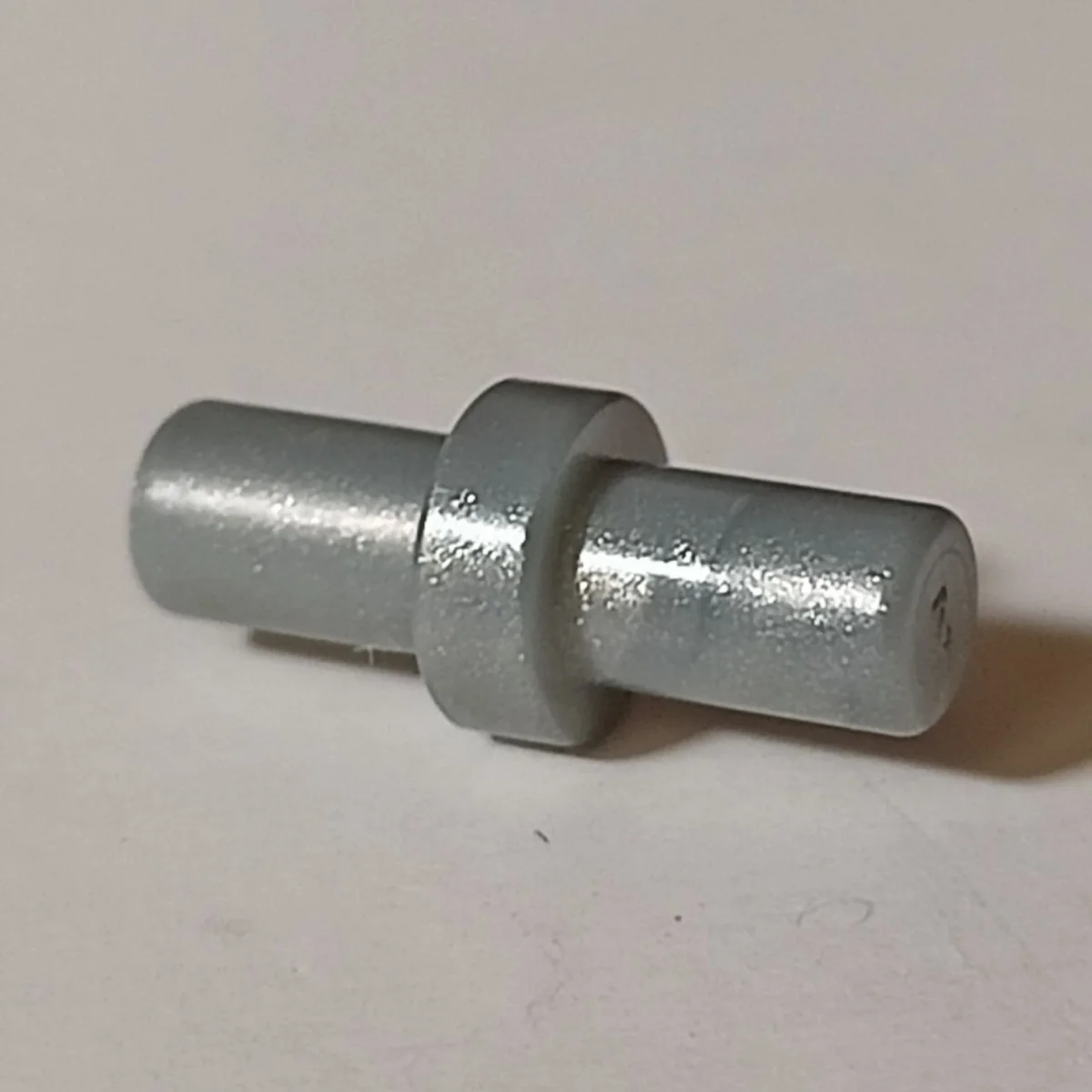 Connector: pin, small in Gray, Light