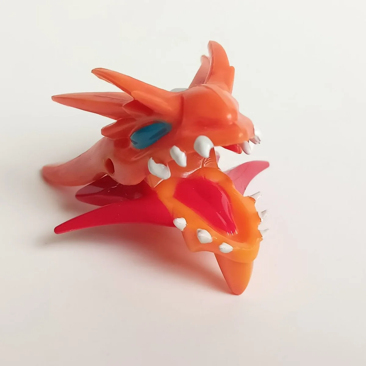 Dragon head with movable jaw and bublbed ball joint, blue eyes, metallic silver scales, red spikes, red tongue pattern, Thunder Vozeus