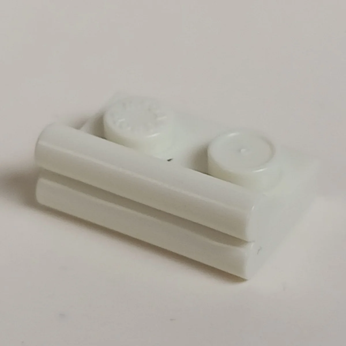 Plate 1 x 2 with horizontal piping in White