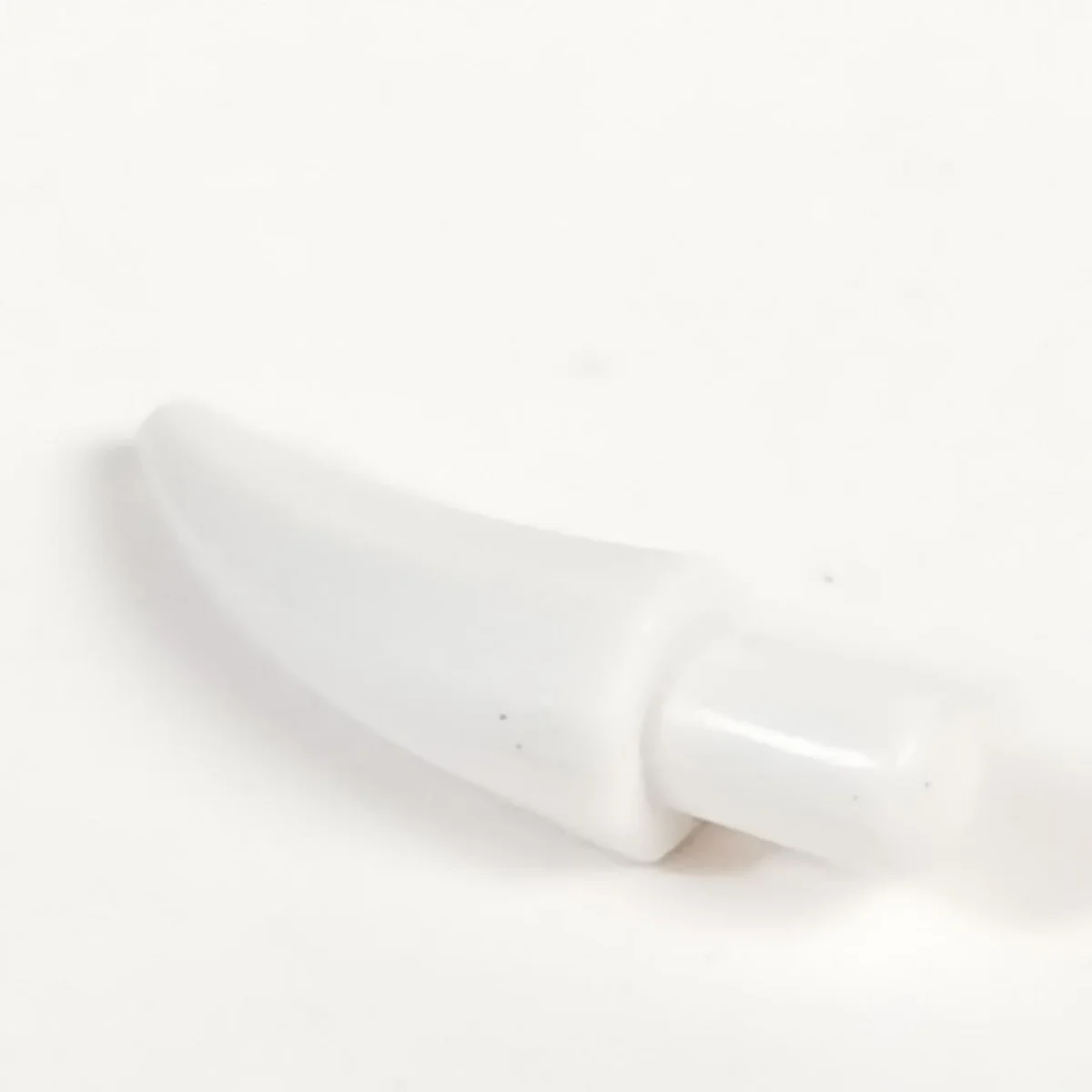 Body part: horn/tooth on small pin in White