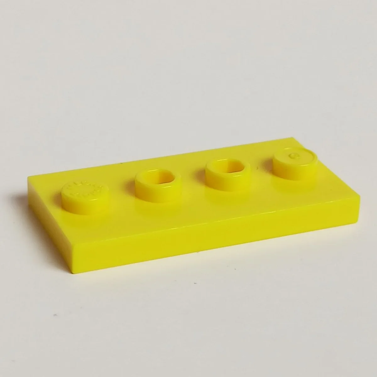Plate Modified 2 x 4 with 4 studs in Yellow, Canary