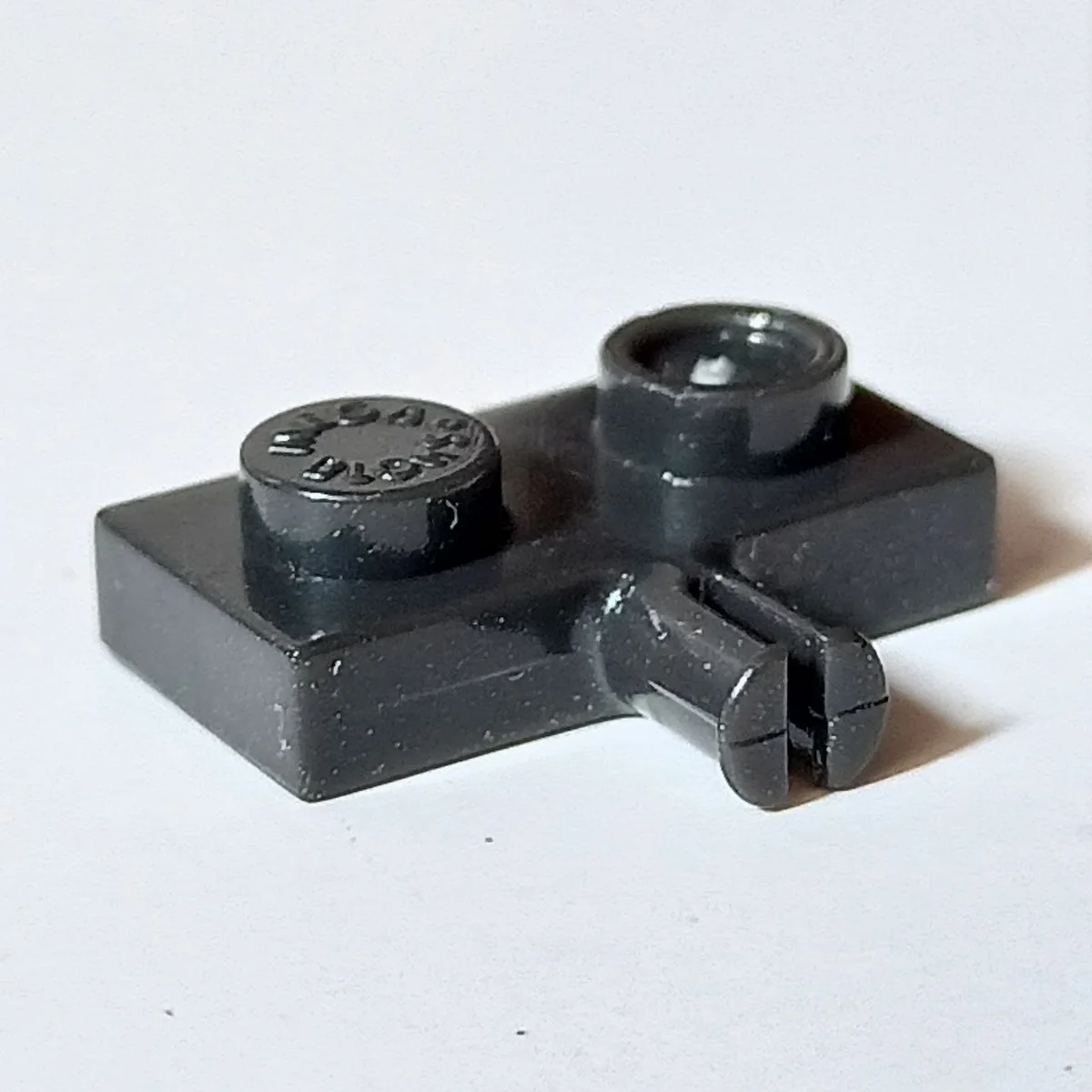 Plate 1 x 2 with small axle pin in Metal, Gunmetal (Metallic)