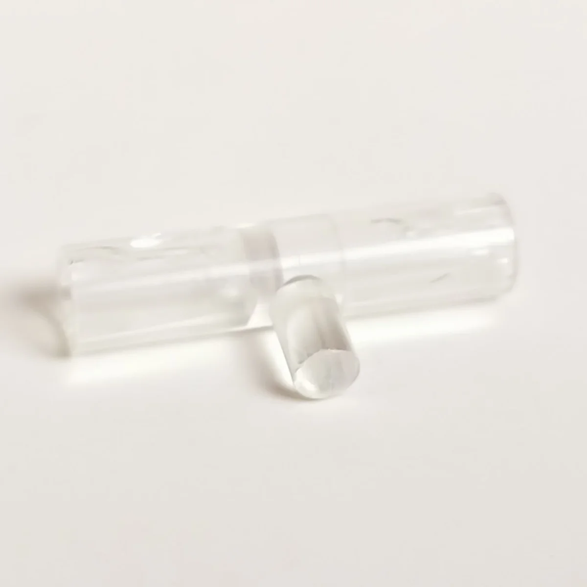 Connector: pipe, small 3 studs long with side pin in Clear (Translucent)