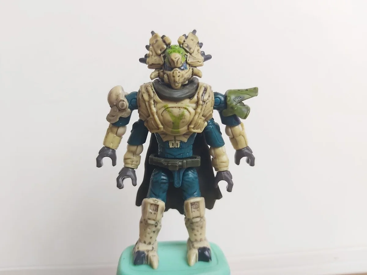 Figure, Destiny: Fallen Captian, blue body with bone-white armor